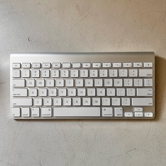 Original Apple Magic Keyboard (1) Bluetooth Wireless Model A1314 *Genuine Apple* - Picture 2 of 5